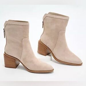 Vince Camuto Kortney Beige Suede Ankle Boots Block Heel Size 10M / 41.5 NWOB